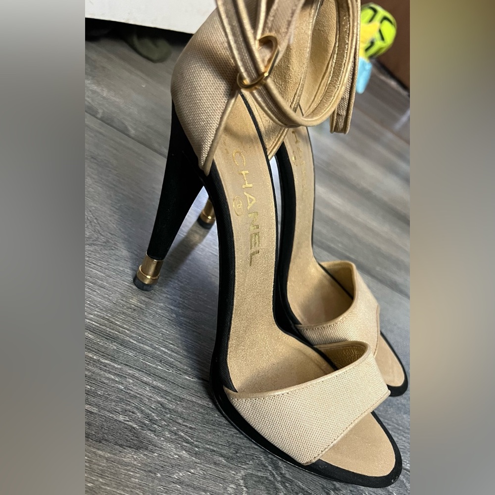 Chanel size 7 1/2 Beige Light Gold Black Heels Platform SANDALS ... - Picture 2 of 4